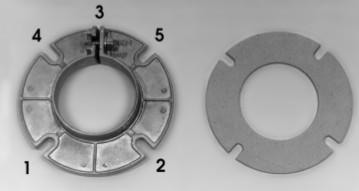 Montaż 8. Montaż flanszy i palnika Ważne: Flansza przesuwna musi być zamocowana śrubą zaciskową nr 3 do góry.