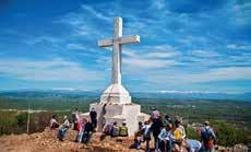 przekazać swe orędzia pokoju. Wejście na Górę Kriżevac, czyli Górę Krzyżową o wysokości 520 m n.p.m., zlokalizowaną we wsi Zvirovici ok. 3 km na południe od Medjugorie.