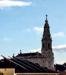 Przejazd do Obidos czarującego średniowiecznego miasteczka, które słynie między innymi z Festiwalu Czekolady. Następnie nawiedzenie kościoła cysterskiego w Alcobace.