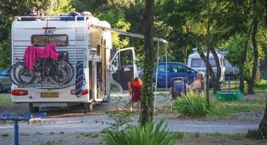 > Camping < WARUNKI POBYTU ZAMELDOWANIE I WYMELDOWANIE: doba na kempingu rozpoczyna się o godzi.12.00 a kończy o godzi. 10.00 w dniu wyjazdu.