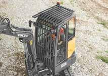 krawędzią ze stali 400 HB Układ hydrauliczny Przełącznik proporcjonalny do ręcznego sterowania skrętem wysięgnika i osprzętem Przełącznik do ręcznego sterowania skrętem wysięgnika i osprzętem