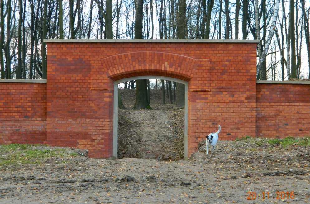 Pośrodku replika dawnej bramy wjazdowej do bastionu nr I. Fot. nr 213.
