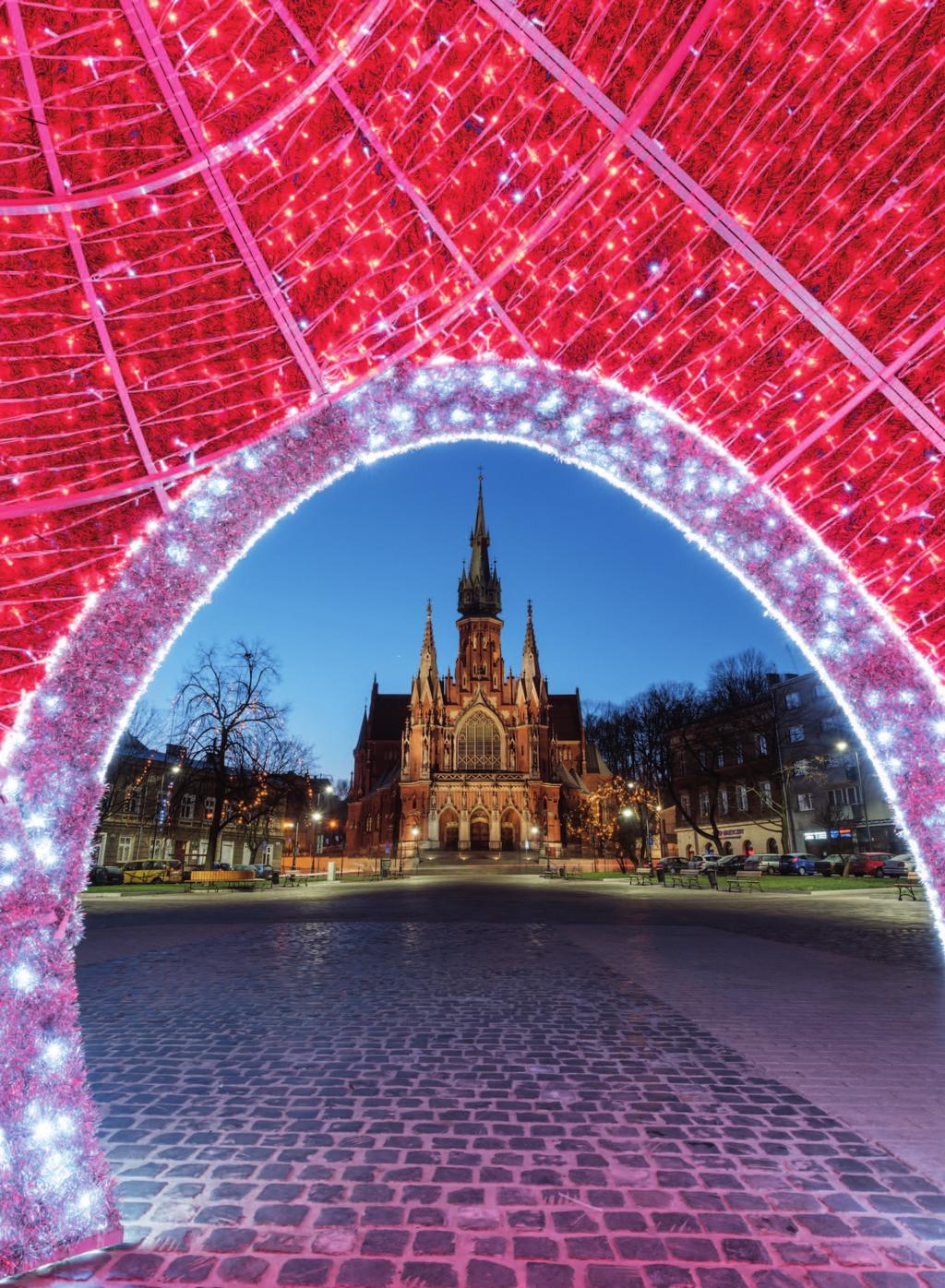Widok kościoła św. Józefa na Rynku Podgórskim. Zdjęcie wykonane z wnętrza wielkiej, świecącej bańki dekoracji przygotowanej na święta Bożego Narodzenia. fot.