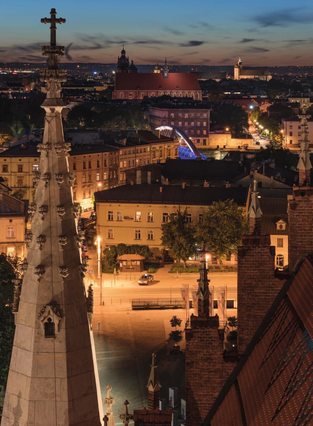 Widok Podgórza i Kazimierza z wieży kościoła św. Józefa. Między kamienicami kładka im. o. Laetusa Bernatka, a w oddali bryła bazyliki Bożego Ciała na Kazimierzu i kościół Mariacki na Starym Mieście.