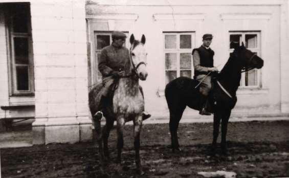 11 Zdjęcie 16 Rok 1938 (około). Przed dworem w Szystowicach (dworek rozpoznał Mateusz Skórzewski).