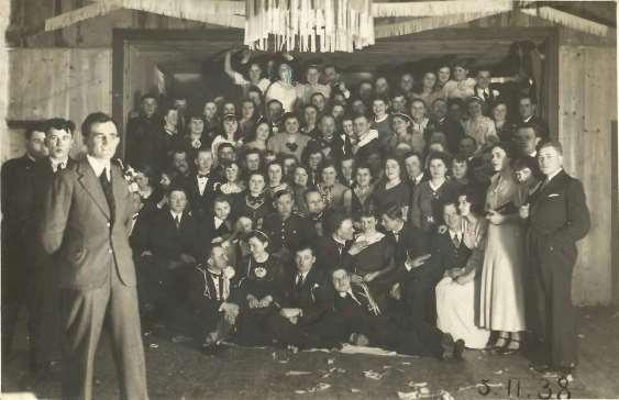 3 Zdjęcie 2 Rok 1938, 5 lutego. Bal karnawałowy w Domu Ludowym w Grabowcu, współcześnie-stara plebania. Zdjęcie ze zbiorów Ryszarda Karczmarczuka, opis zdjęcia Ryszard Karczmarczuk.