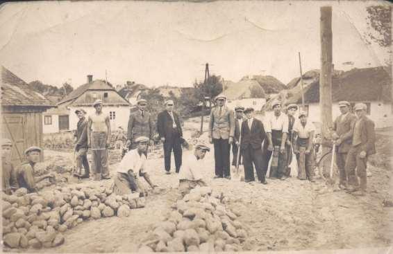 9 Zdjęcie 13 Rok 1938. Budowa drogi w Grabowcu, ulicy Wojsławskiej. Po lewej stronie na domem widać wieżyczkę cerkwi w Grabowcu.