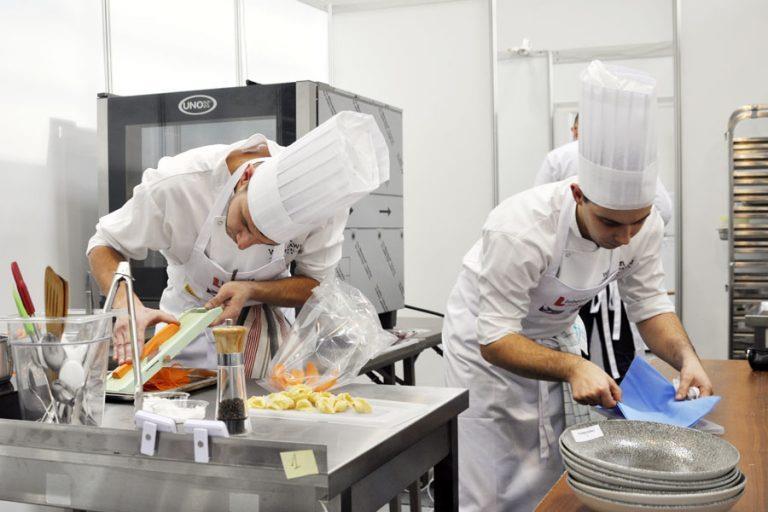 MOBILNE ZAPLECZE KUCHENNE Profesjonalne wyposażenie stoisk na konkursy kulinarne, pokazy gotowania, stoiska degustacyjne, sprzedaż żywności Warniki