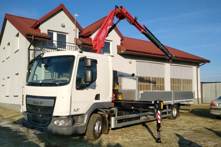 USŁUGI TRANSPRTOWE - DAF LF Z HDS DAF LF z własnym dźwigiem HDS Przestrzeń ładunkowa 650 cm długości Ładowność 5.