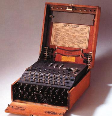 Enigma Do kodowania rozkazów przesyłanych z Berlina do niemieckich jednostek wojskowych znajdujących się w różnych częściach świata używano maszyny szyfrującej Enigmy.