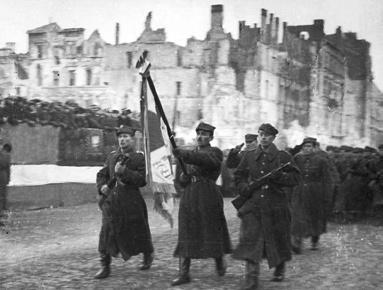 Żołnierze 1. Dywizji Piechoty im. T. Kościuszki zajmują pozycje przed bitwą pod Lenino, X 1943 r. 3. Defilada 1. Armii Wojska Polskiego na ul. Marszałkowskiej w wyzwolonej Warszawie, 19 I 1945 r.