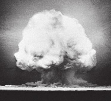 zrzucenie bomb atomowych na Japonię 26 lipca 1945 roku drogą radiową przekazano Japonii, uzgodniony przez USA, ZSRR i Wielką Brytanię, tekst deklaracji z Poczdamu, wzywający Japonię do kapitulacji.