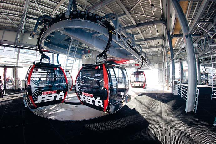 TOP inovácia pri úprave zjazdoviek SNOWsat Zlepšenie úpravy zjazdoviek snežnými pásovými vozidlami (SPV) v lyžiarskom stredisku Jasná Nízke Tatry zabezpečuje technologická inovácia v podobe GPS