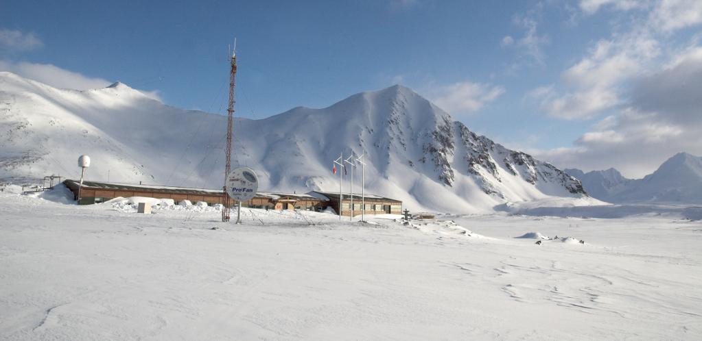 1910 wyprawa na Spitsbergen i Lotofy. Pomiędzy wyprawami prowadzi obserwację w belgijskim Ukkel gdzie opracowuje materiały z wyprawy.