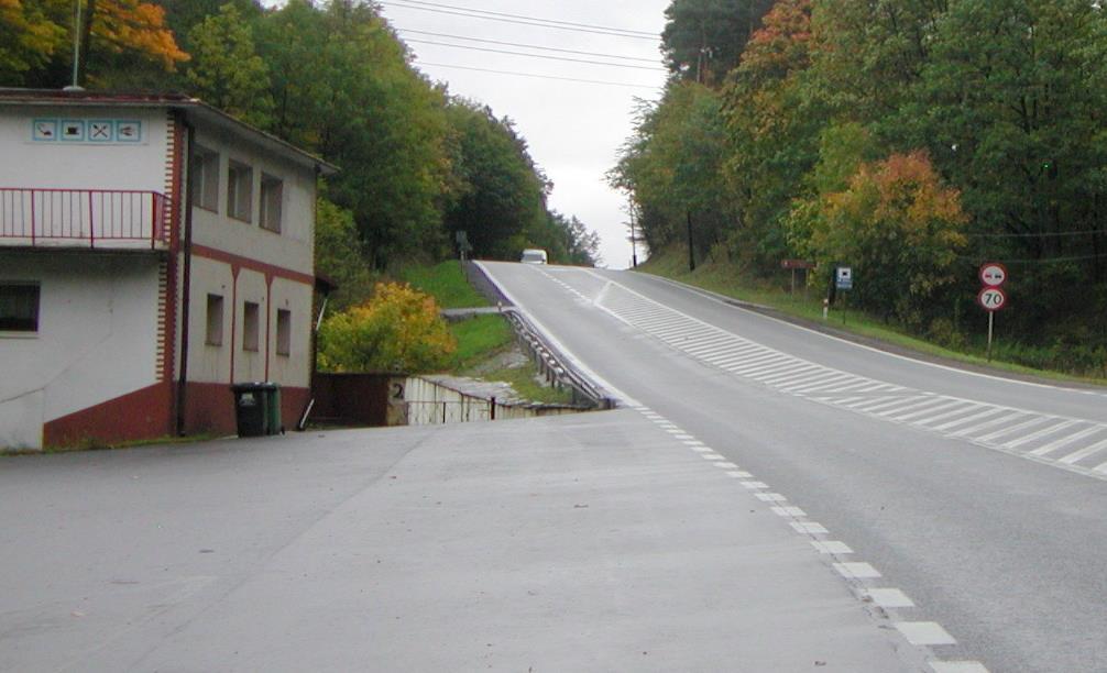 Konstrukcja bez znaczących wad. Widok z drogi gminnej do Dębowiny na gabionowe zabezpieczenie skarpy.