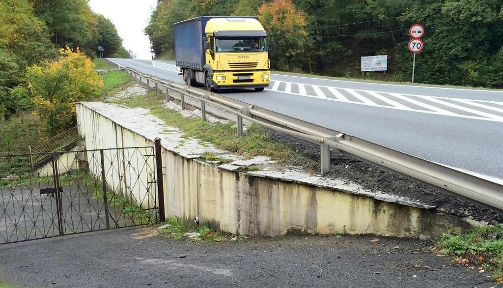 Długość 40 m; uskok do 3.8 m. Stan konstrukcji niepokojący. Korozja biologiczna.