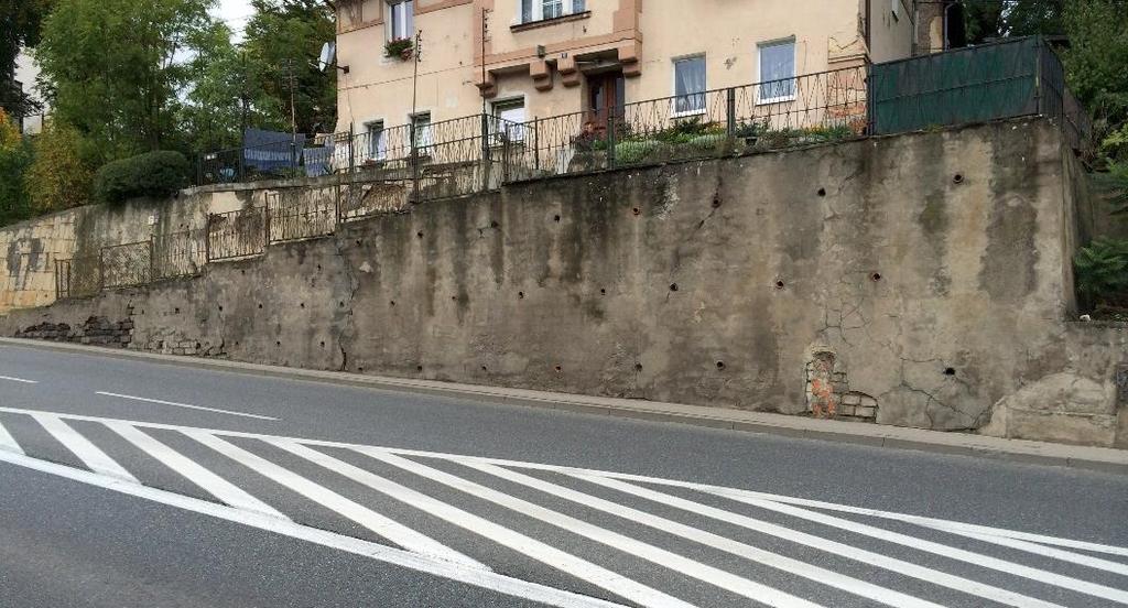 957 KONSTRUKCJA OPOROWA / lewa strona - Bardo Śląskie Mur bloczków betonowych, pokryty betonem.