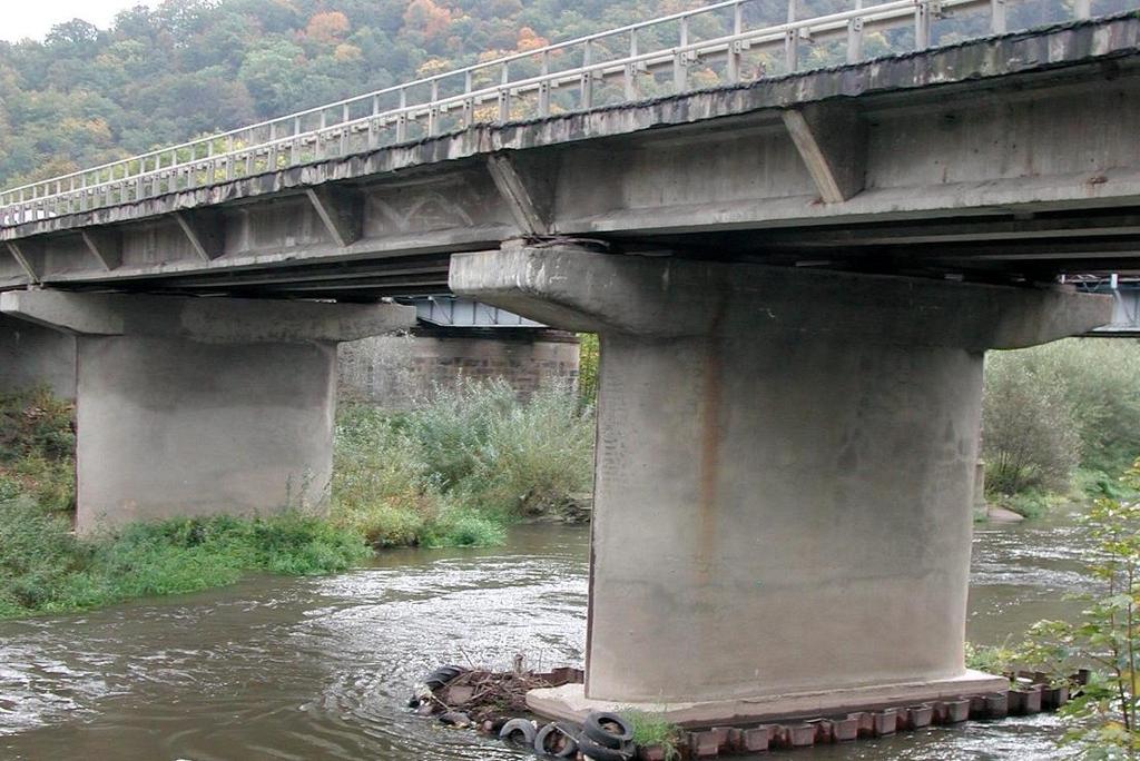 Brak krawężników, woda opadowa spływa w poprzek na całej długości mostu.