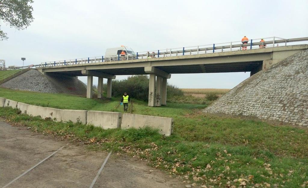 Miejscowo: korozja zbrojenia spodu płyty pomostu i dźwigarów, białe plamy w spodzie