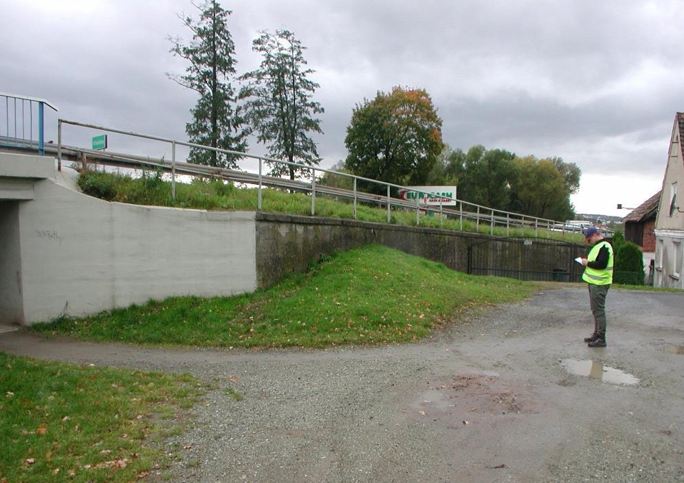 zacieki i plamy wilgoci, korozja balustrad.