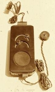 Swój pierwszy aparat słuchowy, o podobnej technologii jak aparaty Bella opracował ok. 1895 r.