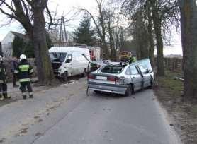 W wyniku wypadku kierowca samochodu Renault został uwięziony w rozbitym pojeździe, natomiast dwóch pasażerów oraz kierowca Mercedesa znajdują się na zewnątrz pojazdów.