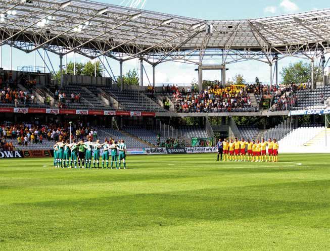 InfrasTRuktura Wydaje się, że piłka nożna w Kielcach powoli traci popularność na rzecz piłki ręcznej. Konsekwencją jest coraz niższa frekwencja na trybunach miejskiego stadionu przy ul. Ściegiennego.