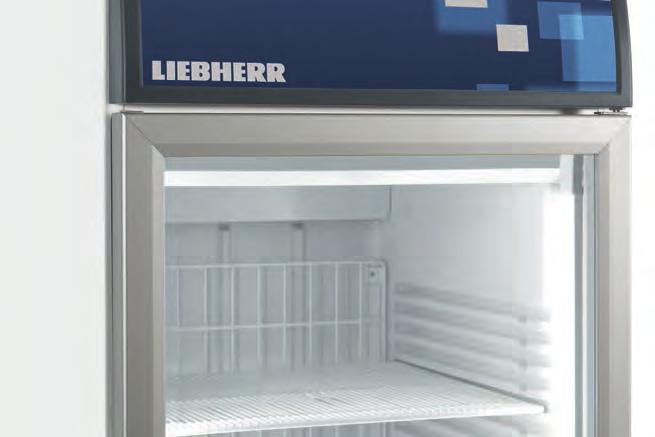 Nowoczesne zamrażarki Liebherr ze szklanymi drzwiami wyróżniają się atrakcyjnym antracytowo-aluminiowym designem oraz pionowymi kolumnami oświetleniowymi LED, umieszczonymi po obu stronach wnętrza.