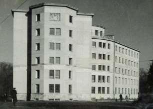 1/3 Magazyny gdańskiego Archiwum po odbudowie 1950r.  1/2 Budynek Archiwum w 1946r., fot. Roman Wyrobek. (cyt. za: https://www.