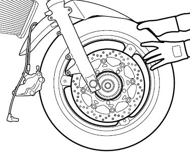 6. UŜyj dźwigu, aby podnieść przód motocykla; zastosuj specjalny stojak bądź podstawkę innego typu, tak, aby przednie koło nie stykało się z podłoŝem.