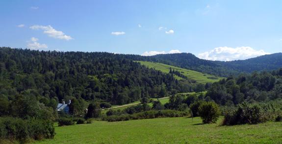 Karpaty Karpaty to rozległy łańcuch górski położony w środkowej Europie. Ciągną się wyraźnym łukiem o długości ok. 1300 km pomiędzy przełomem Dunaju: na granicy austriacko słowacko czeskiej, do tzw.