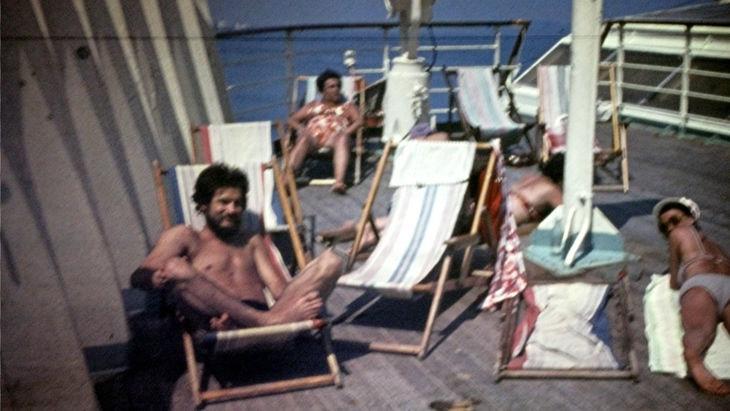 po podróżach lądowych przyjemnie było plażować się na słońcu.