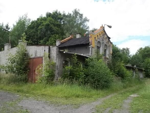 Budynek podpiwniczony, konstrukcja budynku tradycyjna ściany nośne murowane z cegły ceramicznej pełnej, izolacja pozioma.