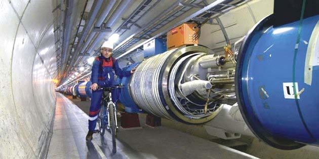 Wielki zderzacz hadronów (LHC) w CERNIe od Genewą tunel i urządzenie rejestrujące cząstki