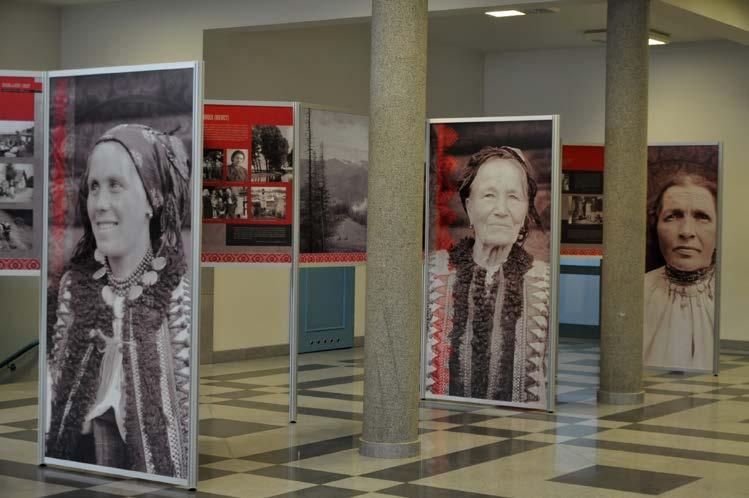 Walorem stosowanej formy informacji jest jej wielosensoryczne oddziaływanie na odbiorcę, towarzysząca informacji promocja działań Biblioteki, jak też cykliczność niektórych form, np.