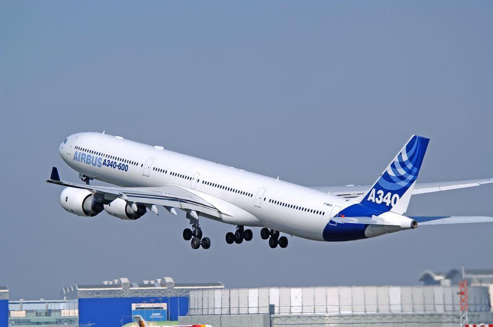 Najdłuższe samoloty świata (2018) 4. Airbus A340-600 Najdłuższy model ze stajni Airbusa pokonuje swojego brata A380 o zaledwie 3 metry.