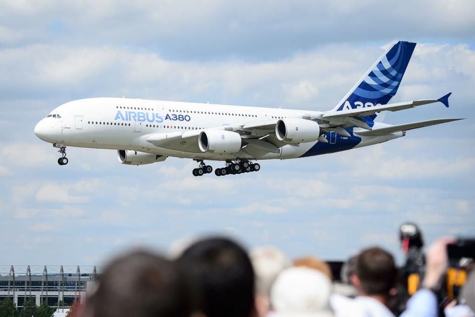 Najdłuższe samoloty świata (2018) 6. Airbus A380 Liczba zamówień A380 przekroczyła już 300 egzemplarzy.