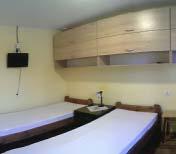 Pokój jest wyposażony w TV, łóżka, szafki, lampkę nocną, dostęp do Wi-Fi.