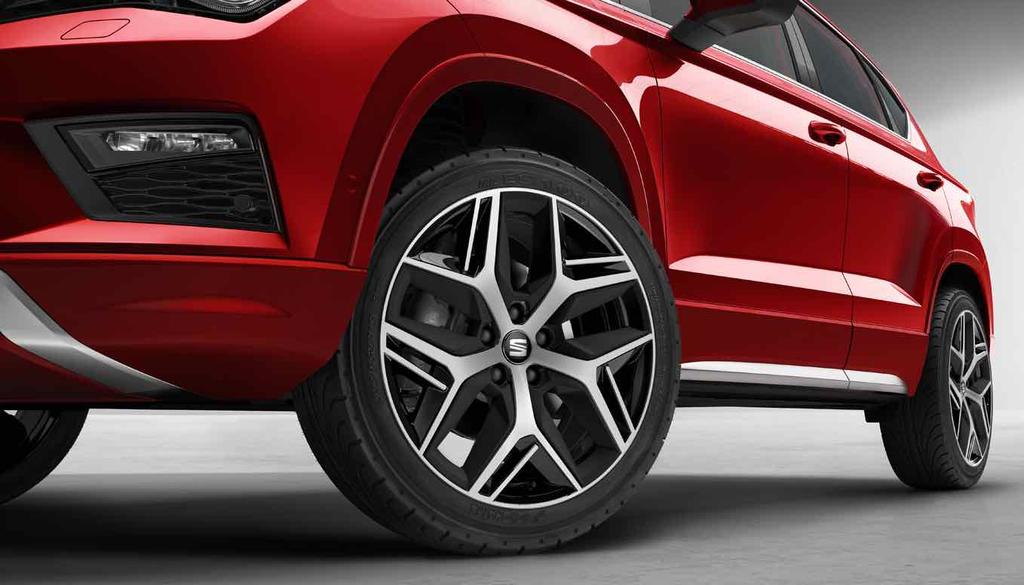 Elektryczna regulacja fotela Koła i zawieszenie Reference Style Xcellence FR 18calowe felgi aluminiowe PERFORMANCE 36/3 19calowe felgi aluminiowe EXCLUSIVE 36/1 MACHINED 3300 19calowe felgi