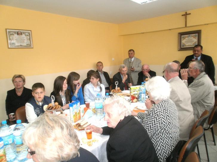 Druga część uroczystości odbyła się w świetlicy ZO w Stoczku Łukowskim, gdzie pani mgr Hanna Stosio- przewodnicząca Towarzystwa Przyjaciół Stoczka przedstawiła zebranym historię miasta, parafii i