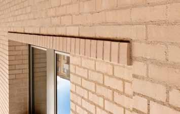 Z kolei rustykalne cegły licowe należy spoinować głębiej, aby efekt cieniowania fugi podkreślał ich strukturę.