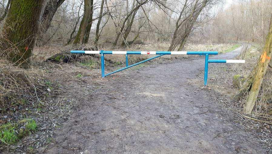 W ramach działania C4 w celu ograniczenia wjazdu samochodów, motocykli i quadów zainstalowano 17 szlabanów w miejscach wjazdu na teren obszaru Natura 2000 Dolina Środkowej Wisły w Warszawie. Fot.10.