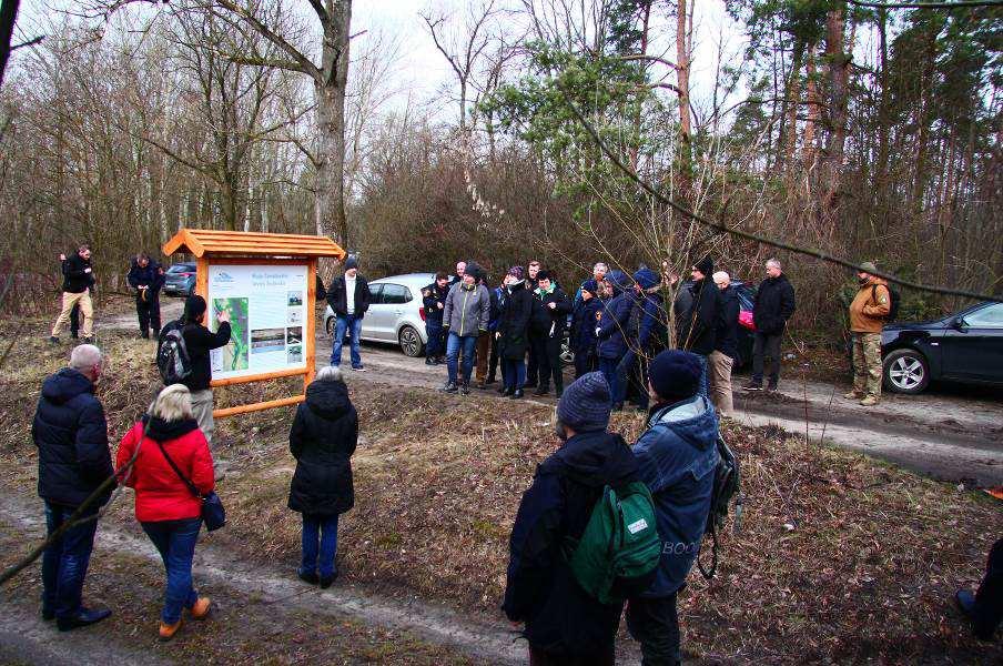 13 Fot.13. Szkolenie dot. ochrony przyrody dla służb mundurowych i urzędników z gmin. Działanie A.4 zostało sfinalizowane w okresie realizacji projektu, a działanie C.