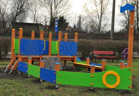 podwórko pomiędzy ulicami - Chorzowską, Imieli, Sawickiej i Mickiewicza w Lipinach, ustawiono nowe ogrodzenie wokół Szkoły