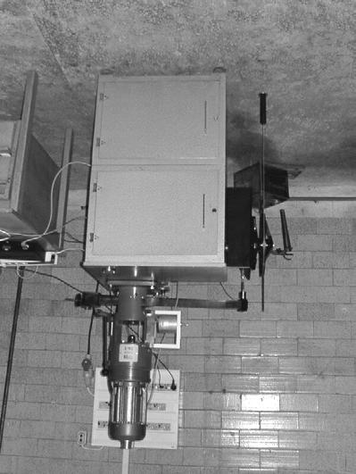 Rys. 2. Widok zmodernizowanej czterokulowej maszyny maszyny tarcia Fig. 2. View of modernized four-ball apparatus Pomiar obciążenia i momentu tarcia dokonywany jest za pomocą tensometrów hakowych.