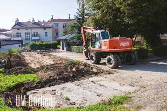 Prace obejmują: plac postojowy z kostki brukowej betonowej dla samochodów osobowych na 12 stanowisk (w tym stanowisko dla osób niepełnosprawnych); przebudowę chodnika przy nowoprojektowanym placu