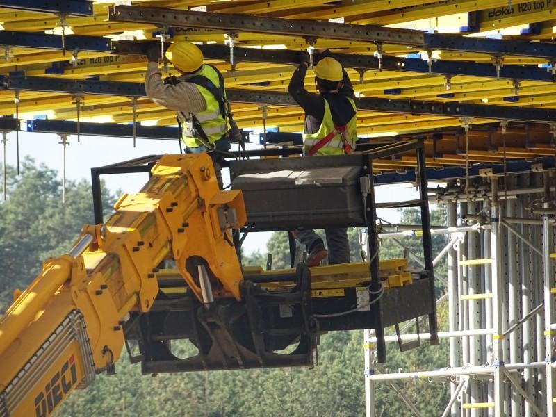 W dalszym ciągu prowadzone są prace z branży elektroenergetycznej, teletechnicznej, gazowej oraz wodnokanalizacyjnej. Na odcinku 6.