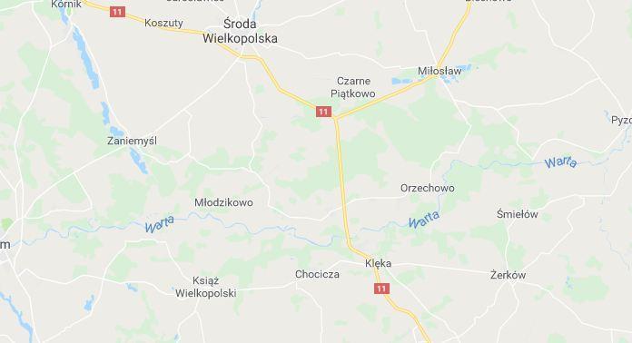 5km od Nowego Miasta nad Wartą przy drodze wojewódzkiej nr 436 do Śremu oraz przy linii kolejowej Poznań Katowice.