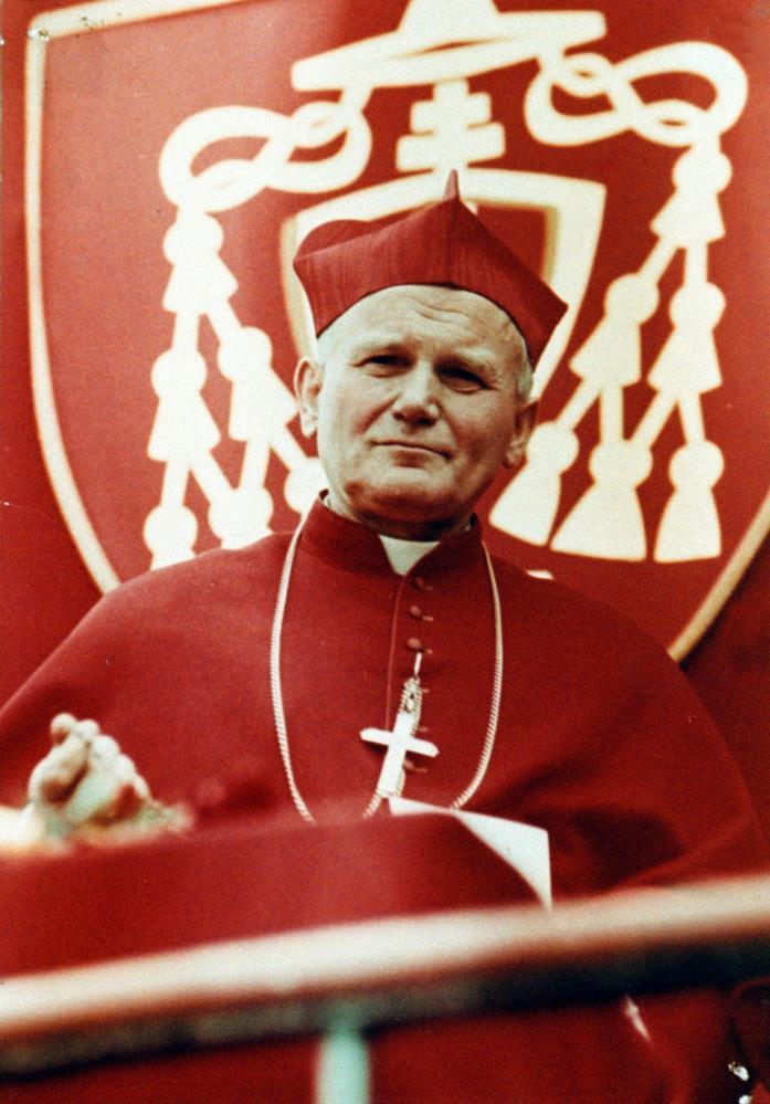 KARDYNAŁ 28 czerwca 1967 r. papież Paweł VI mianował Karola Wojtyłę kardynałem. Jednak czerwony biret niewiele zmienił w jego dotychczasowych przyzwyczajeniach.