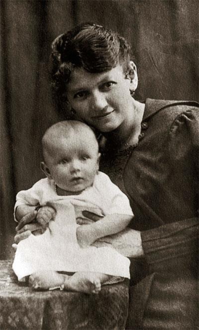 DZIECIŃSTWO Karol Józef Wojtyła urodził się 18 maja 1920 roku w Wadowicach jako drugi syn Karola Wojtyły seniora i Emilii z Kaczorowskich.